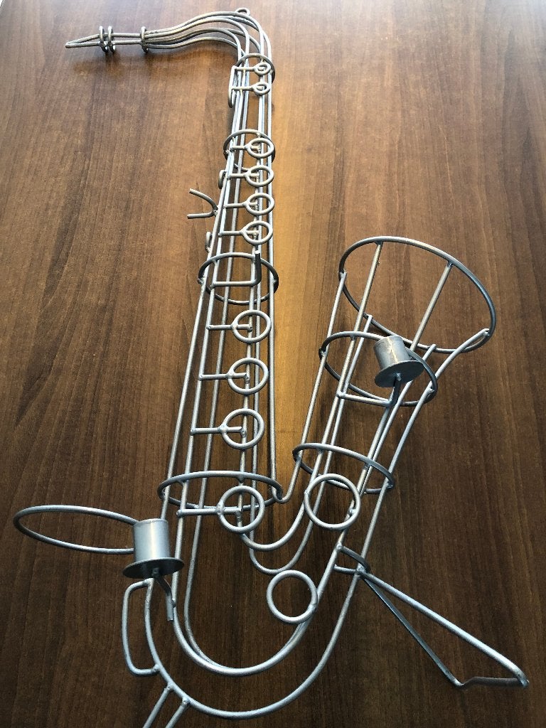 mooie saxofoon van draadstaal, Ophalen