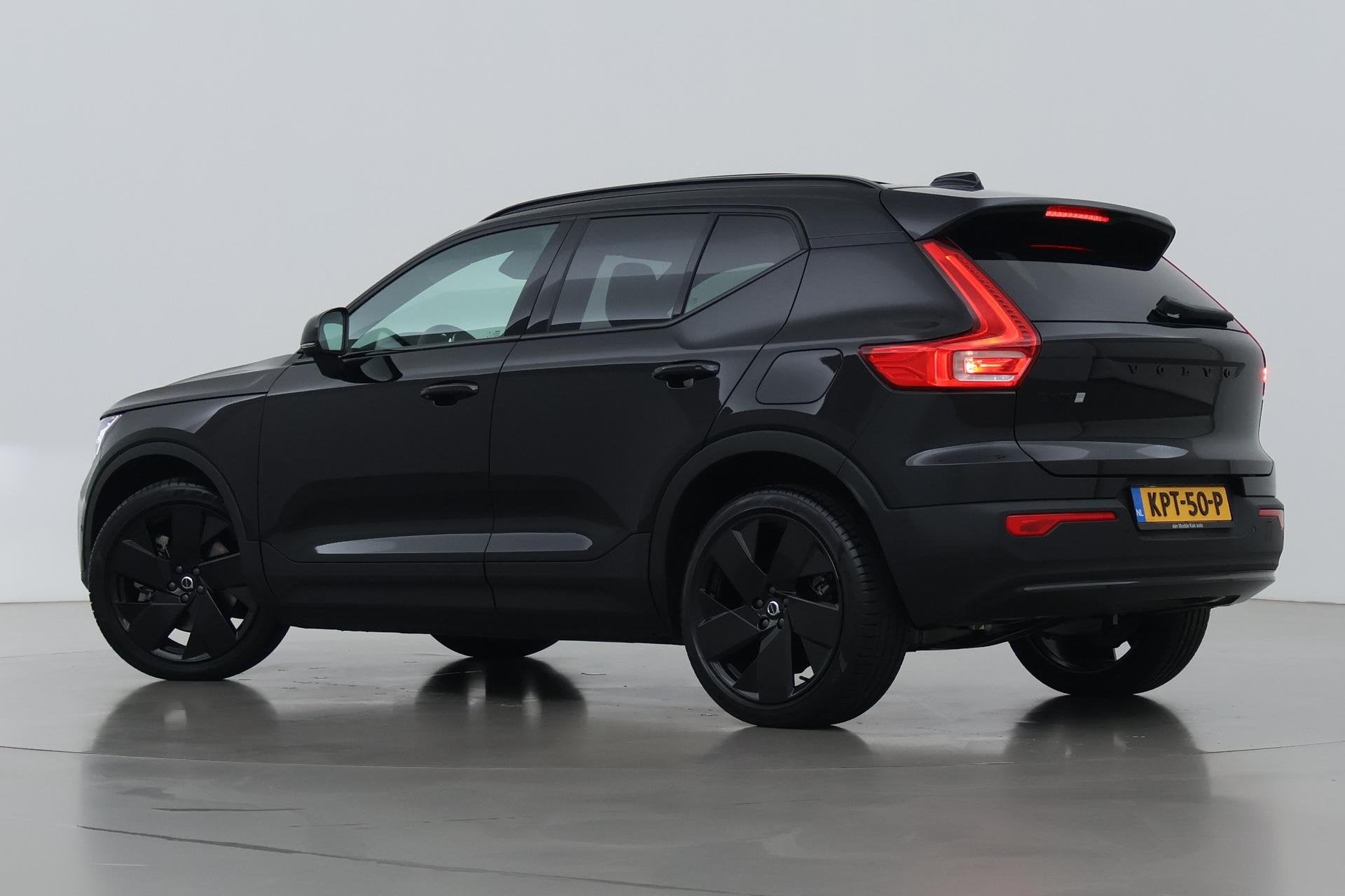 Volvo EX40 Single Motor Extended Range Plus Black Edition |, Auto's, Automaat, 252 pk, Zwart, 1975 kg
