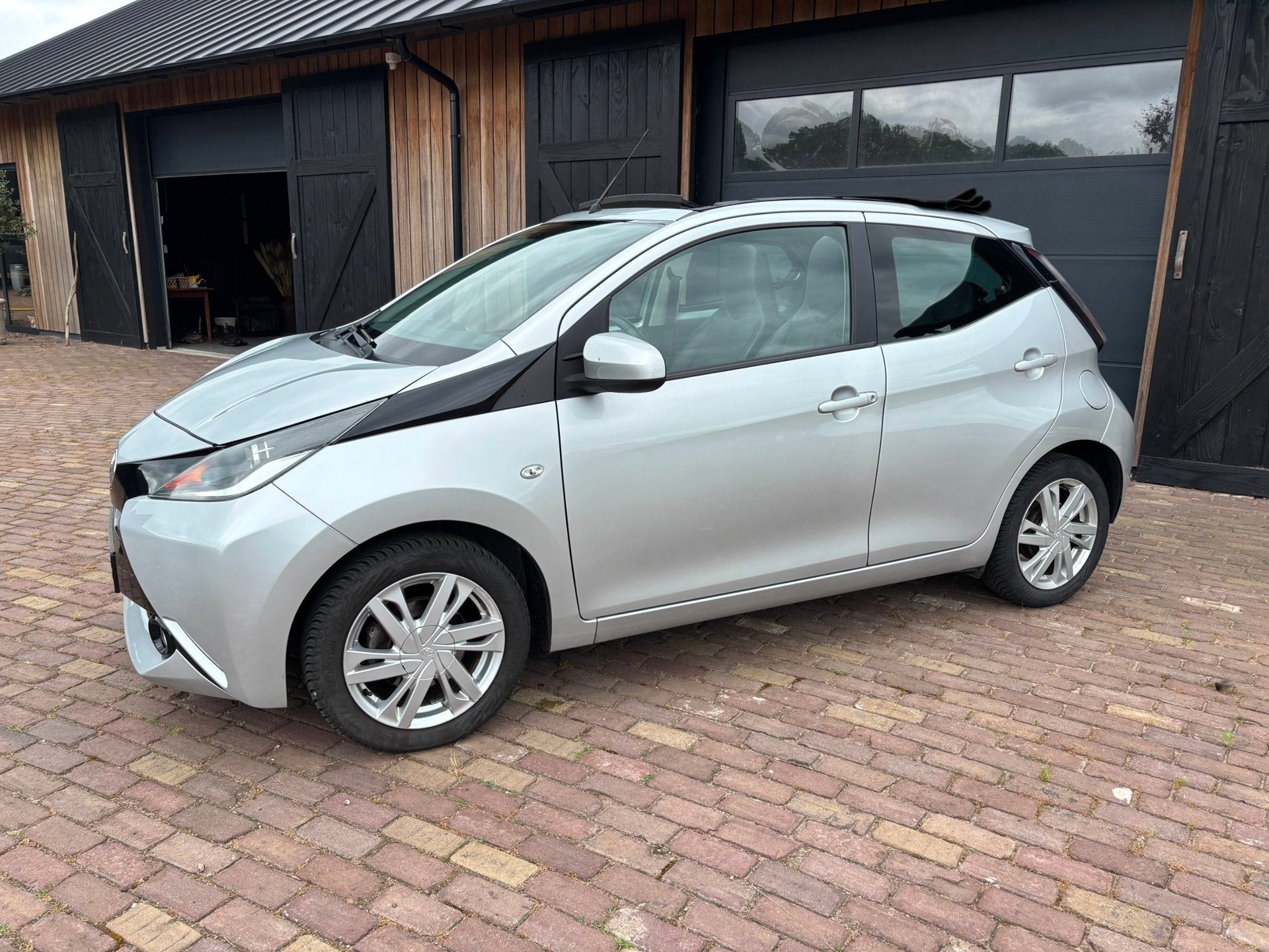 Toyota Aygo 1.0 VVT-i x-clusiv, CABRIO DAK., Voorwielaandrijving, Gebruikt, Euro 6, 4 stoelen