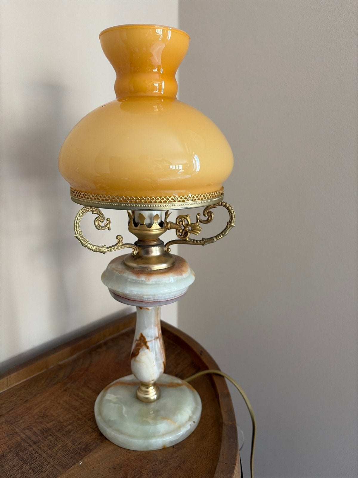 Vintage tafellamp met onyx voet en opaline kap, Ophalen