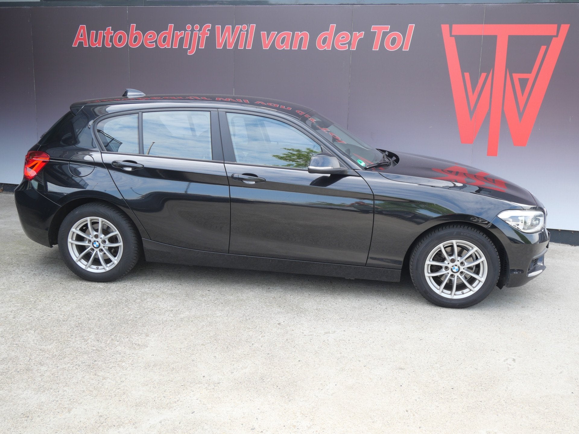 BMW 1-serie 116i EXECUTIVE | CRUISE | FULL-LED | NAVIGATIE |, Auto's, BMW, 1-Serie, Gebruikt, Zwart, 4 stoelen