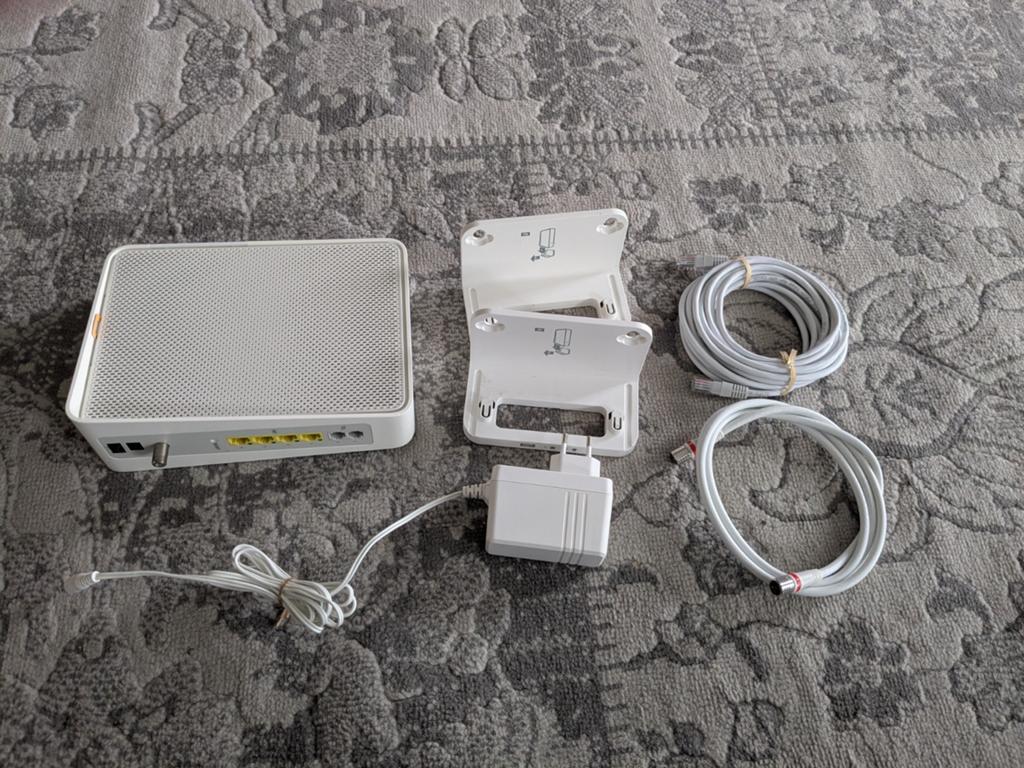Ziggo modem met voeding en kabels, Computers en Software, Routers en Modems, Ophalen of Verzenden, Zo goed als nieuw, Router met modem