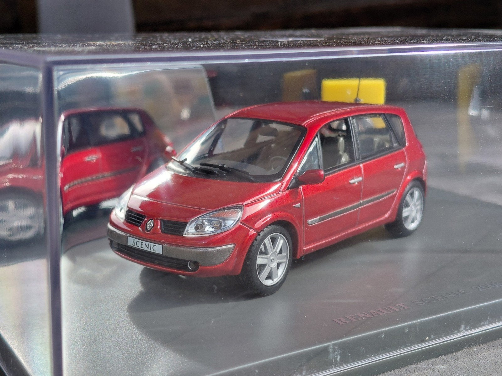 Renault Scénic II ph1 2.0 16V 2003-2006 Rouge de Feu 1/43 UH, Ophalen of Verzenden, Zo goed als nieuw, Auto, Universal Hobbies