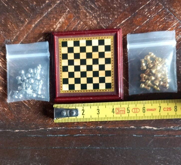 Schaakbord met metalen stukken poppenhuis, Verzamelen, Ophalen of Verzenden, Nieuw, Decoratie