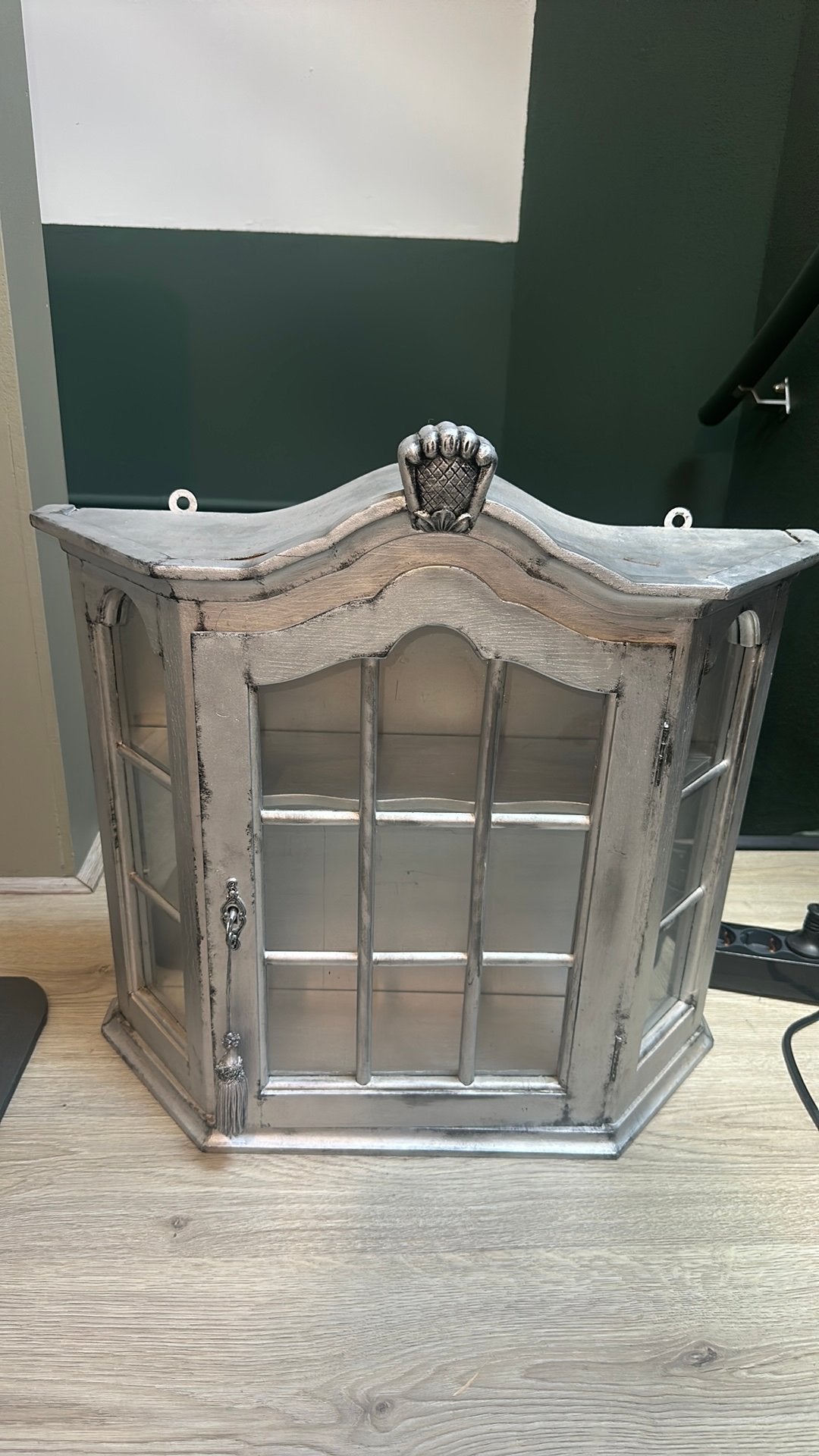 Landelijke/ brocante houten wandvitrinekastje met deurtje, Huis en Inrichting, Ophalen, Minder dan 50 cm, Zo goed als nieuw, Minder dan 25 cm