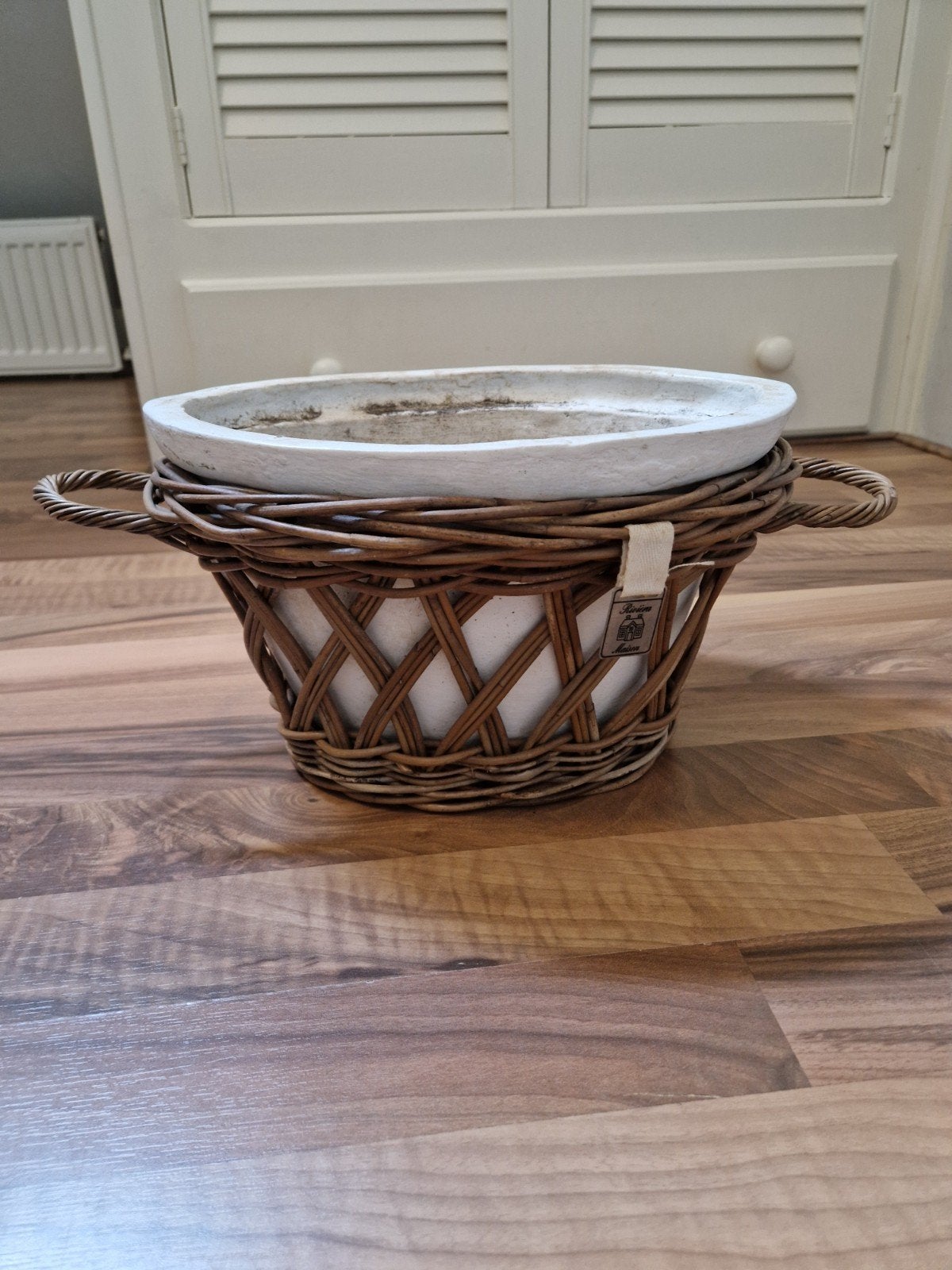 Riviera Maison Bloempot met rieten omhulsel, Huis en Inrichting, Woonaccessoires | Schalen en Manden, Ophalen, Gebruikt, Plantenpot of Plantenbak