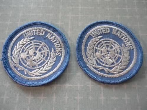 2 VN Verenigde naties stoffen emblemen., Verzenden, Landmacht, Nederland, Embleem of Badge