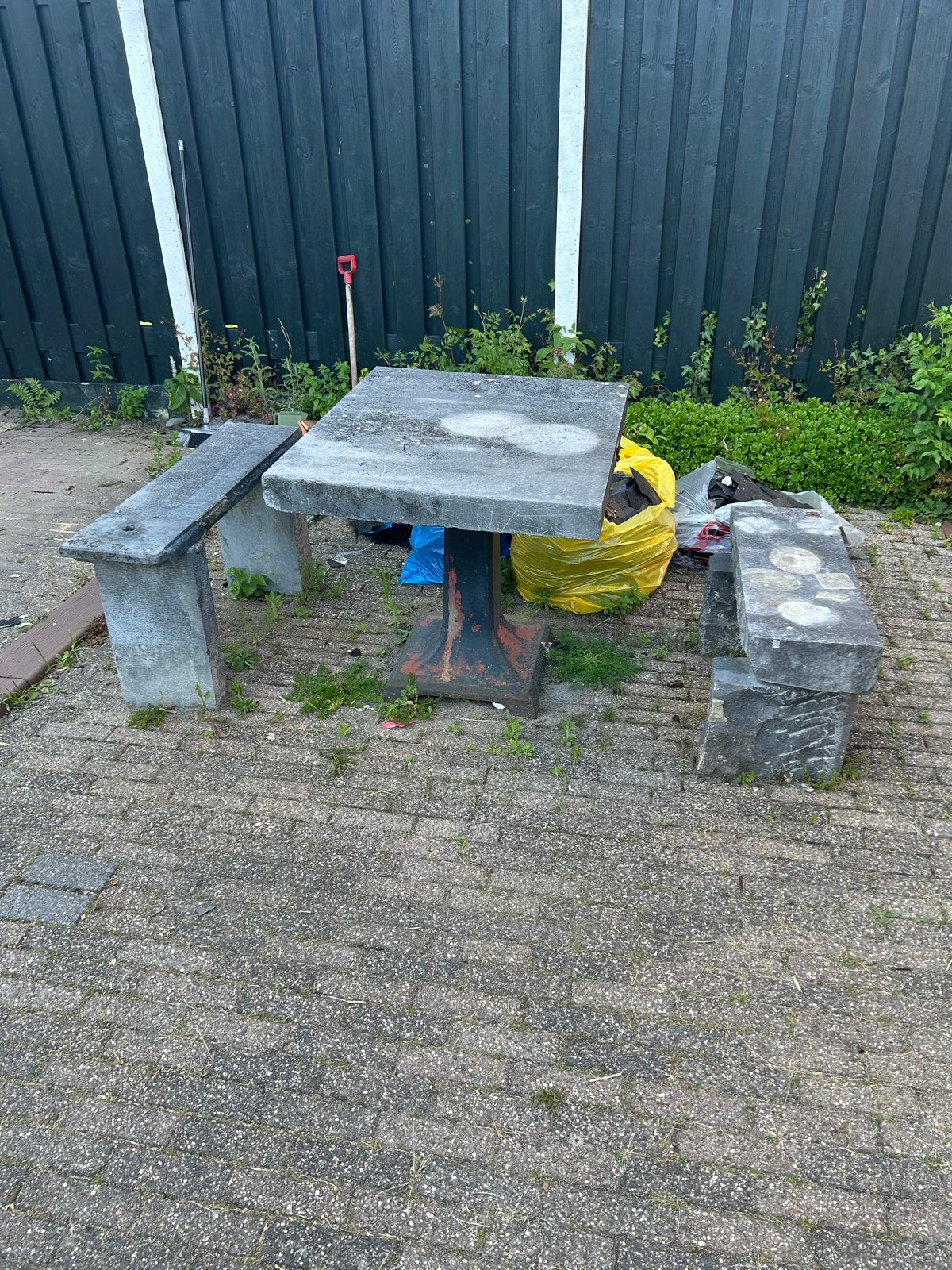 Gratis Betonnen picknicktafel met bankjes, Tuin en Terras, Ophalen, Gebruikt, Rechthoekig, Overige materialen