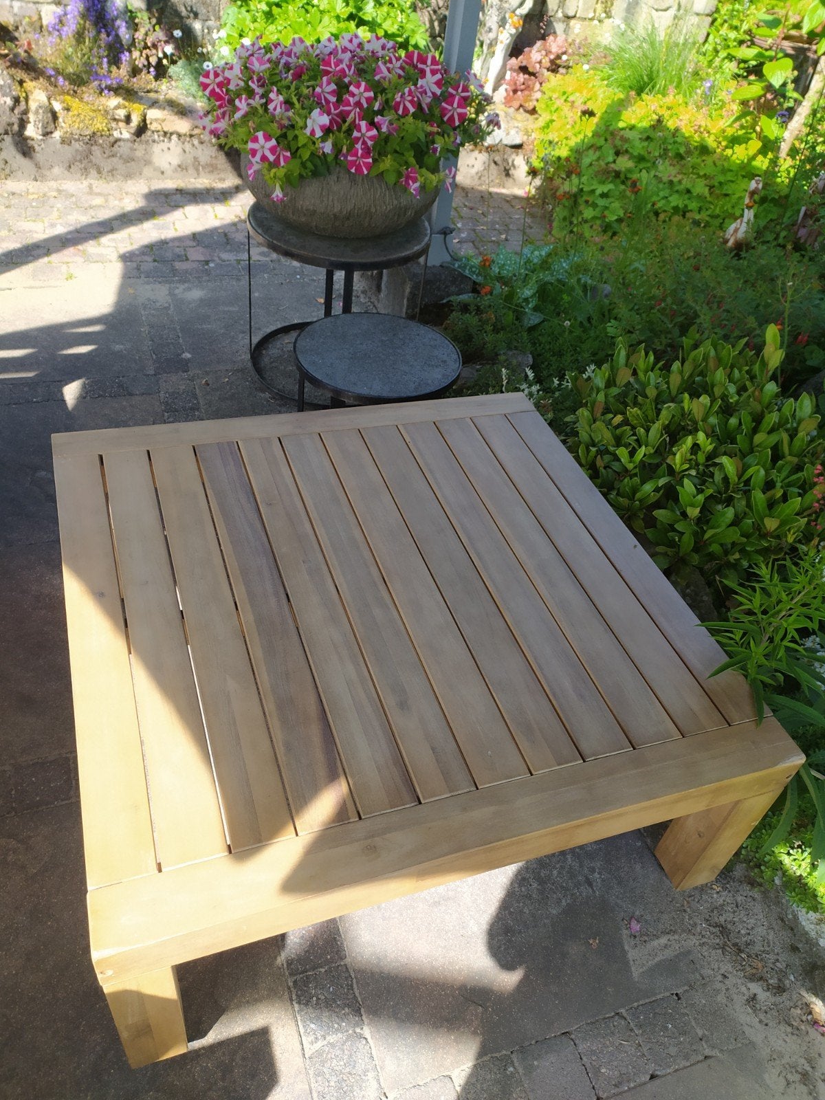 Prachtige lage tuintafel in nieuwstaat, hier toch te groot!, Ophalen, Zo goed als nieuw, Rechthoekig, Hout