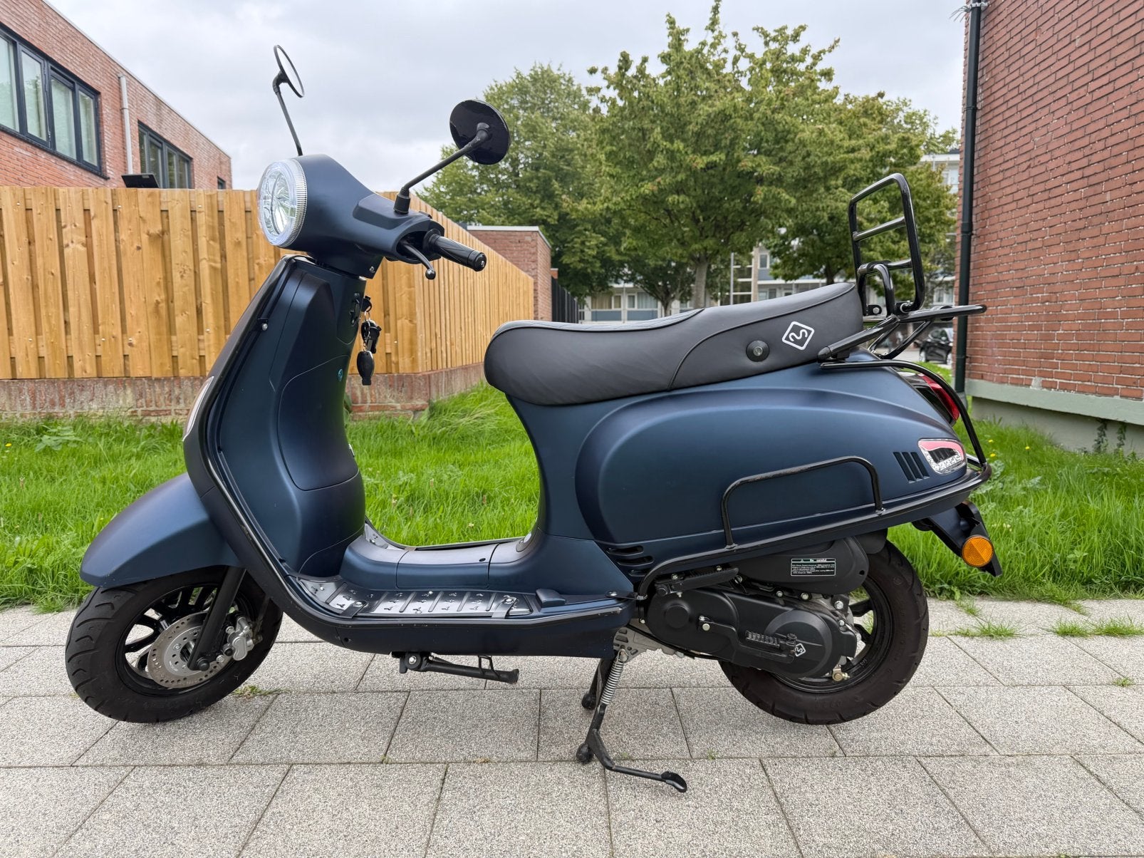 Bijna nieuw vespa look 2021 blauw kenteken, Fietsen en Brommers, Ophalen, Zo goed als nieuw, Benzine, 50 cc