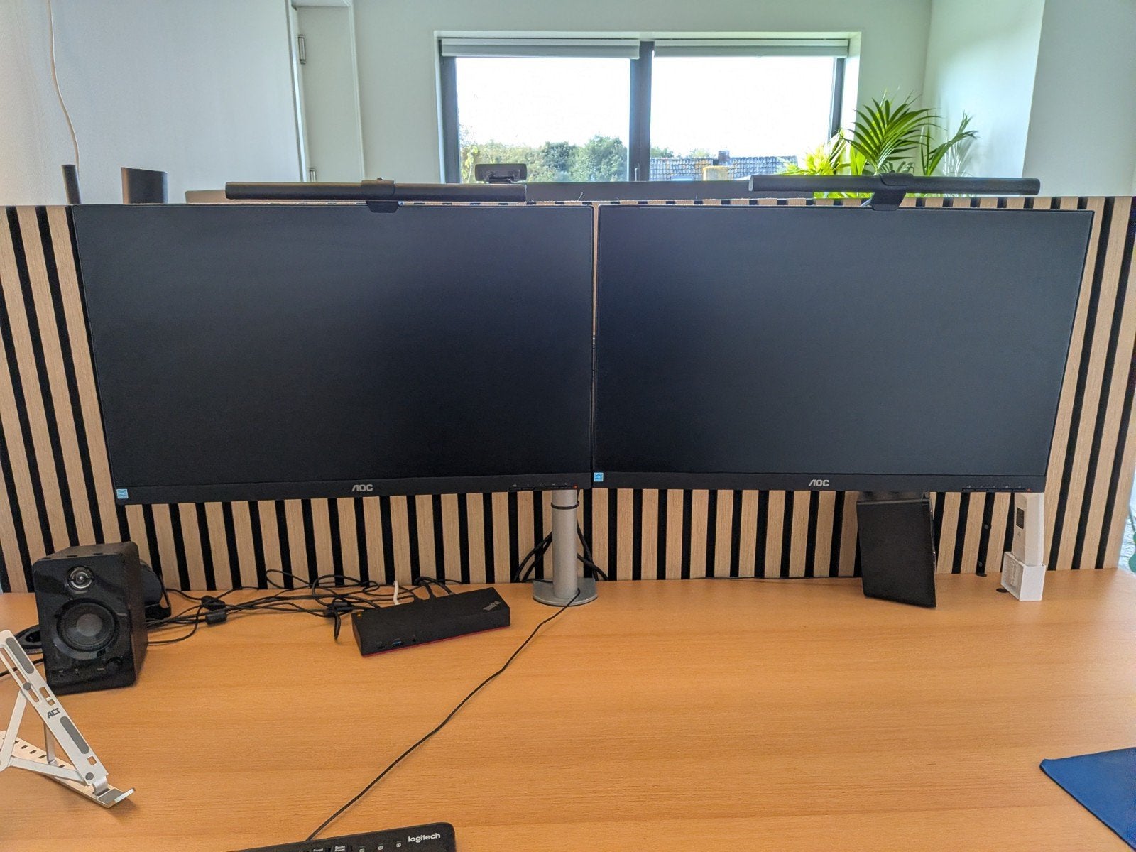 2x AOC 24 inch monitor + dubbele monitorarm + Lenovo ThinkPa, Ophalen, Ingebouwde speakers, Zo goed als nieuw, USB-C