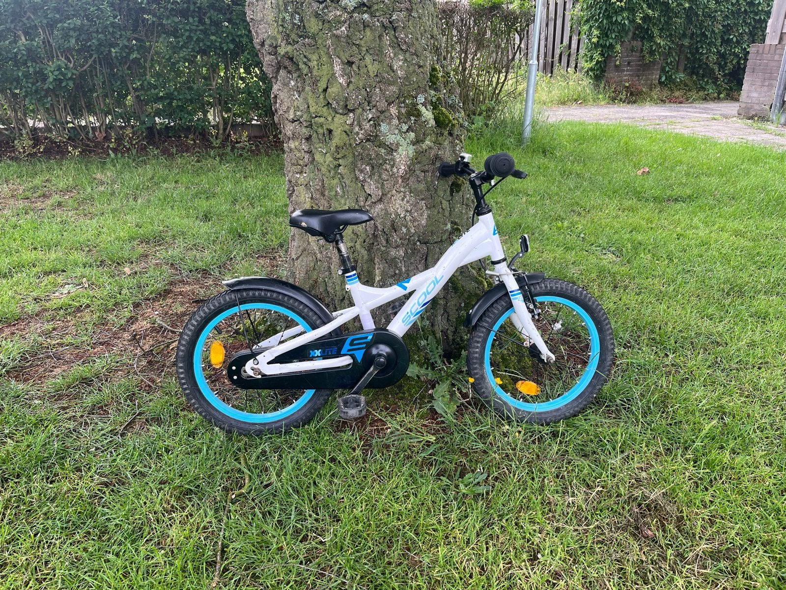 SCOOL Kinderfiets Wit/Blauw - 16 inch, Ophalen, Gebruikt, Terugtraprem, 16 tot 20 inch