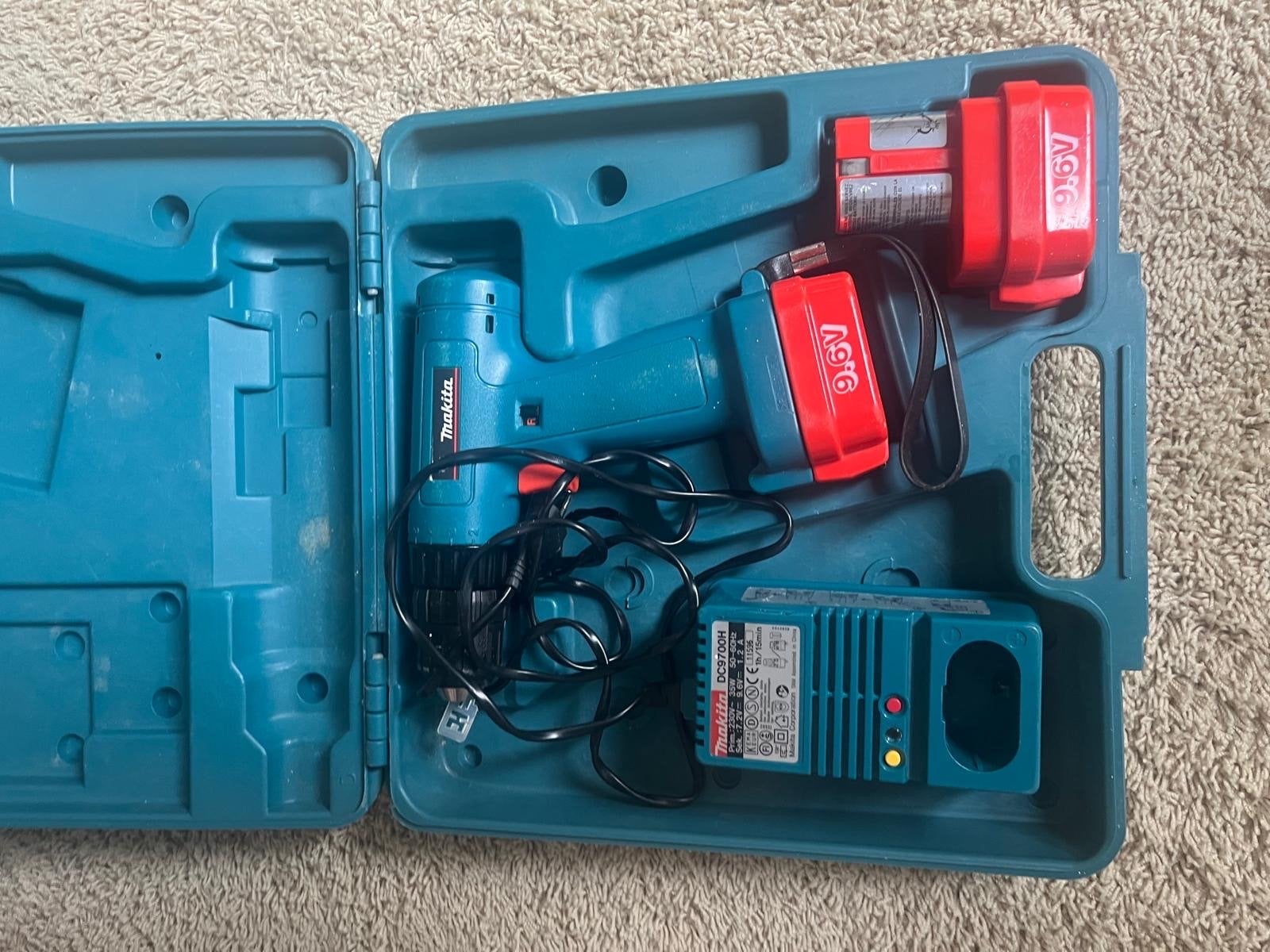 Makita Boor- en Schroefmachine 9.6V met lader en 2 accu's, Ophalen of Verzenden, Gebruikt, Minder dan 400 watt, Boor- en Schroefmachine