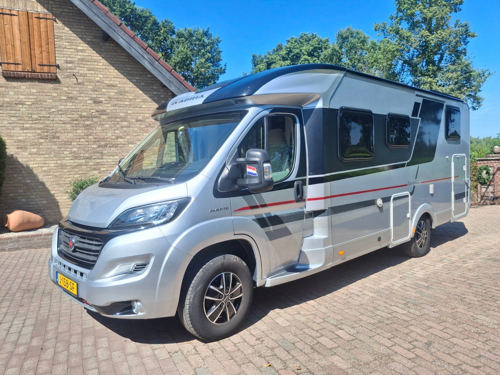 Prachtige Adria 670 2017 c rijbewijs bom vol opties!, Caravans en Kamperen, Campers, Bedrijf, Adria, Half-integraal, Tot en met 4
