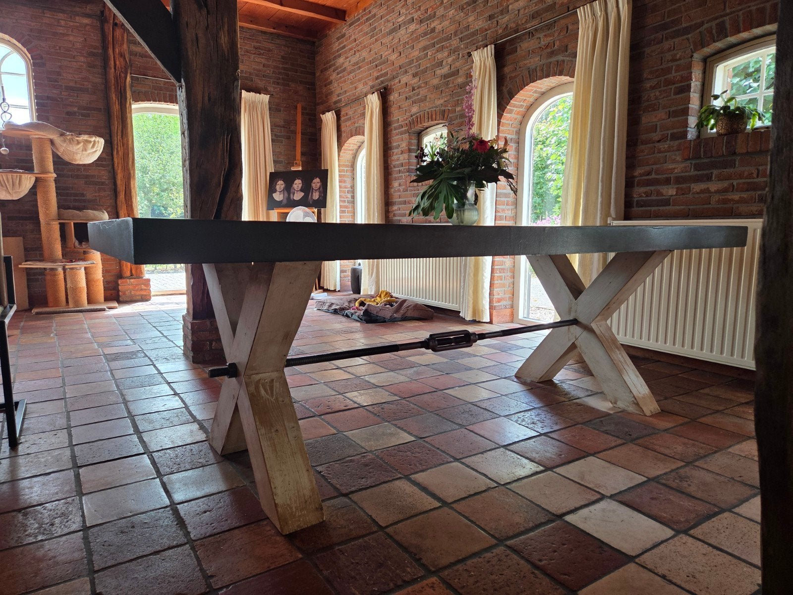 Robuuste betonlook eettafel met houten onderstel, Huis en Inrichting, Tafels | Eettafels, Gebruikt, Overige materialen, 100 tot 150 cm