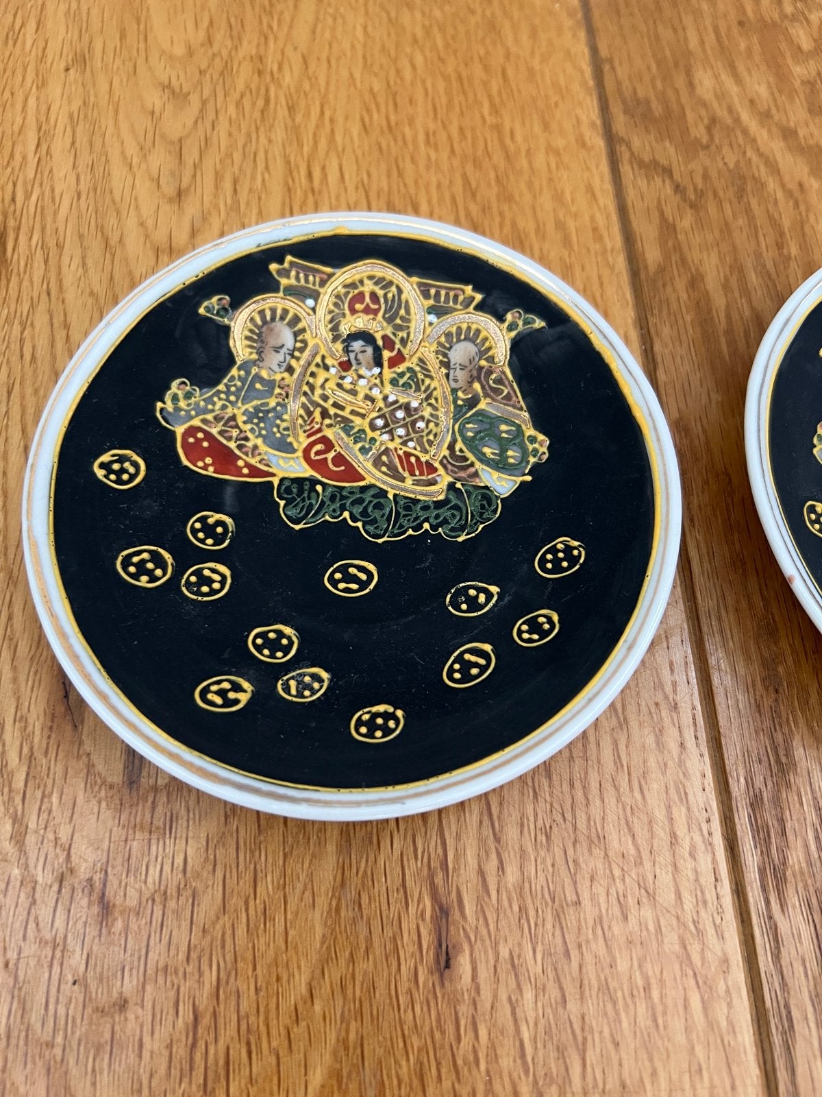2 Vintage Satsuma-stijl Schoteltjes - Matzwart met Reliëf, Antiek en Kunst, Ophalen of Verzenden