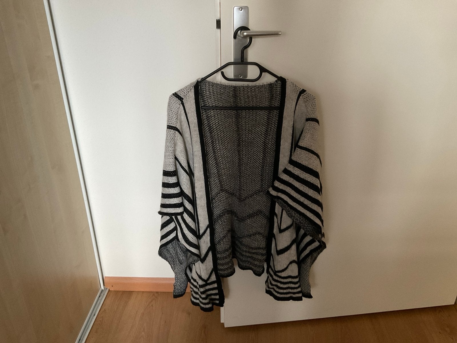 Stijlvolle Poncho/Vest met Patroon, Ophalen of Verzenden, Zo goed als nieuw, Maat 46/48 (XL) of groter, Overige kleuren