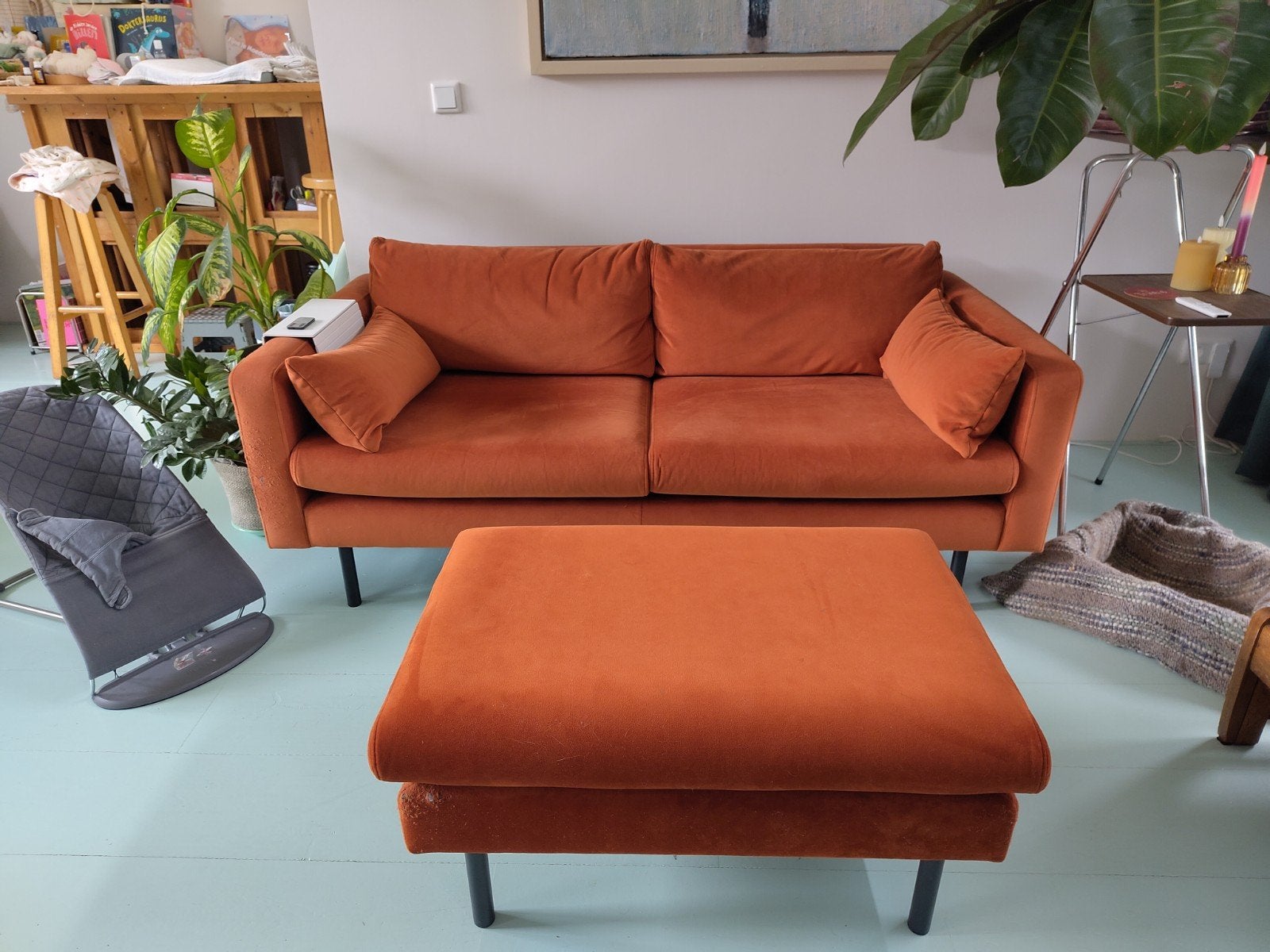 GRATIS gebruikte 2-zitsbank met poef - kattenschade, Huis en Inrichting, Banken | Bankstellen, Ophalen, Gebruikt, 150 tot 200 cm