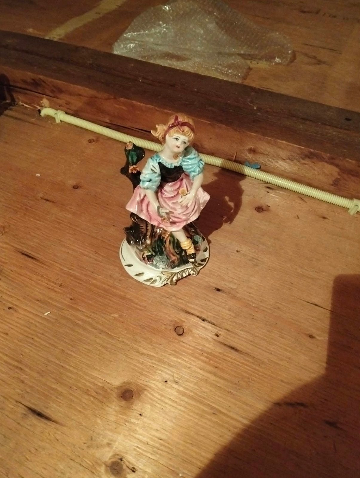 Vintage Porseleinen Beeldje Meisje met Bloemen, Antiek en Kunst, Ophalen of Verzenden