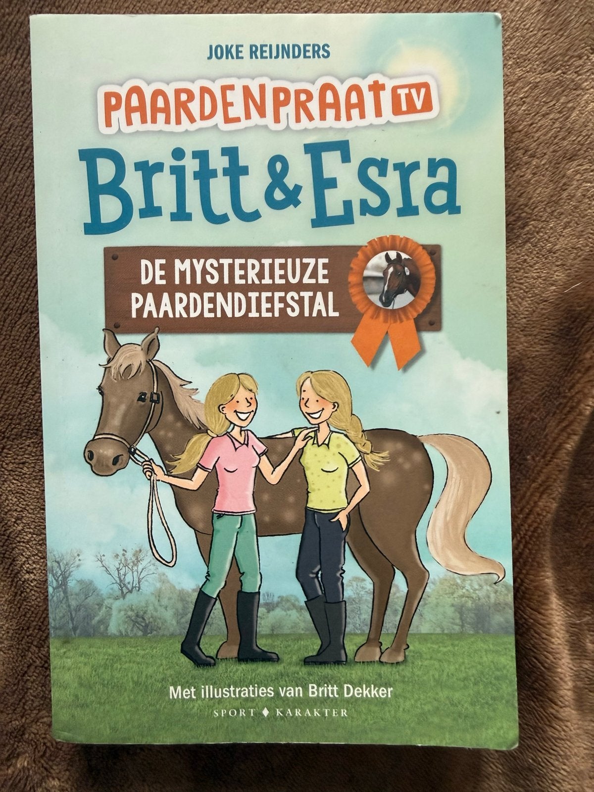 Paardenpraat TV: Britt & Esra - De Mysterieuze Paardendiefst, Ophalen of Verzenden, Zo goed als nieuw, Fictie algemeen