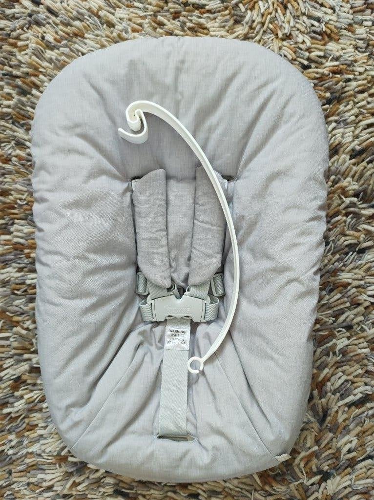 Stokke Newborn grijs met speelboog ZGAN., Ophalen of Verzenden, Zo goed als nieuw, Overige typen, Gordel(s)