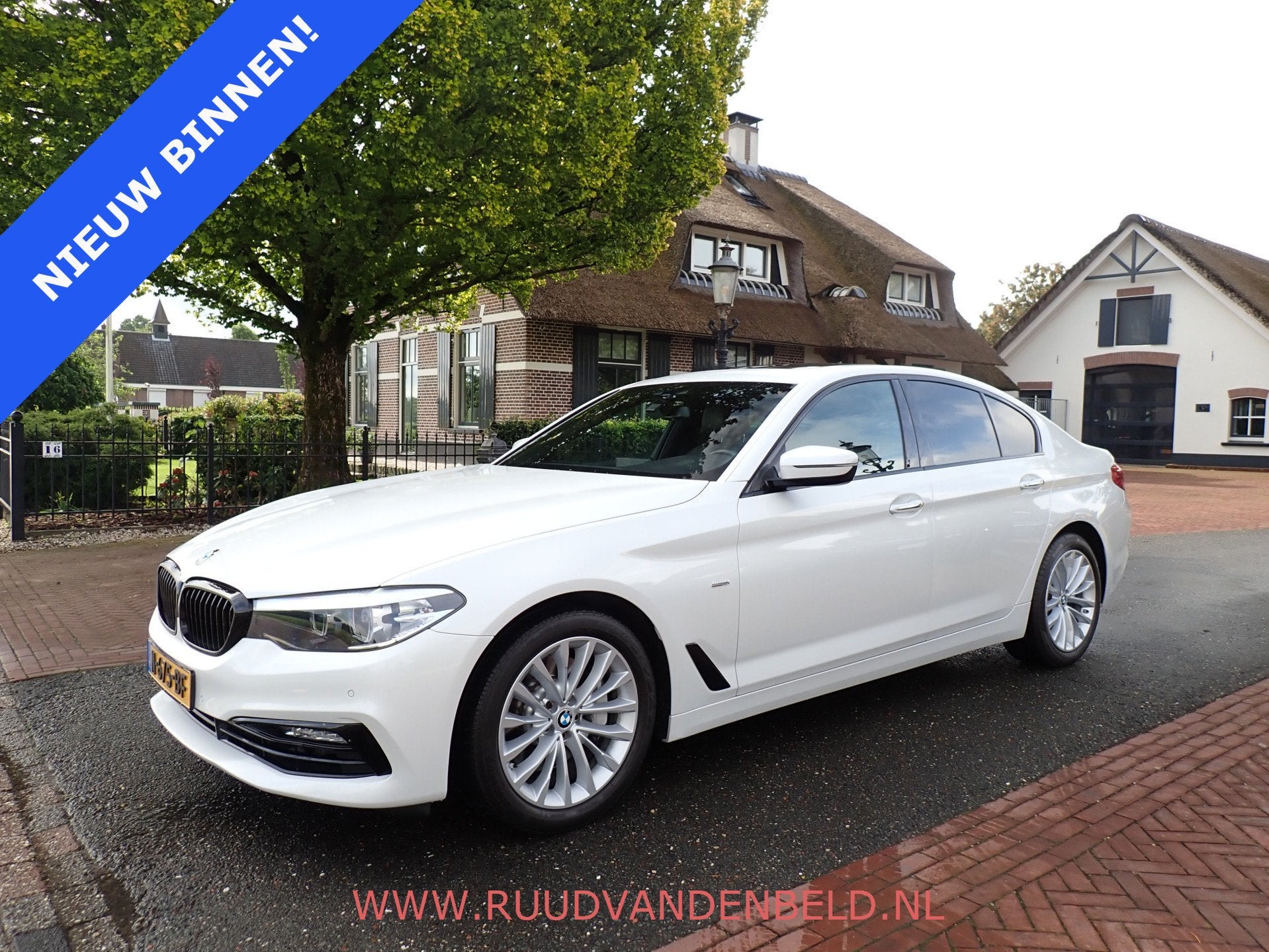 BMW 5 Serie 530d X-DRIVE SCHUIFDAK / CRUISE / CARPLAY / SPOR, Auto's, BMW, Automaat, Gebruikt, 2000 kg, Wit