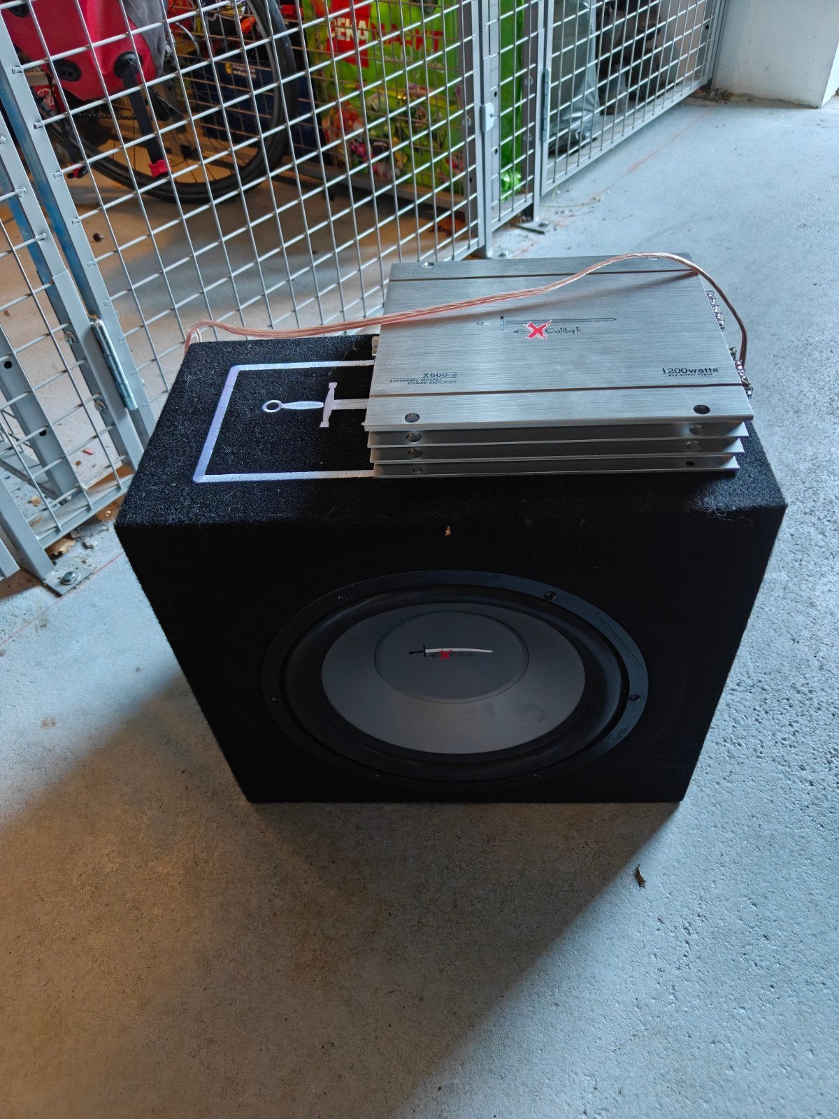 Caliber subwoofer met versterker, Auto diversen, Ophalen of Verzenden, Gebruikt