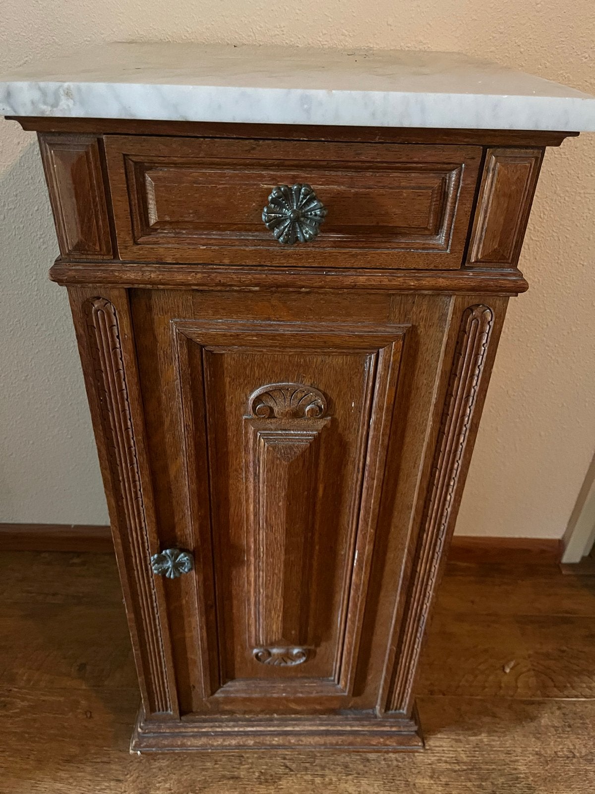 Antiek (nacht)kastje met marmeren blad van zware kwaliteit., Antiek en Kunst, Ophalen