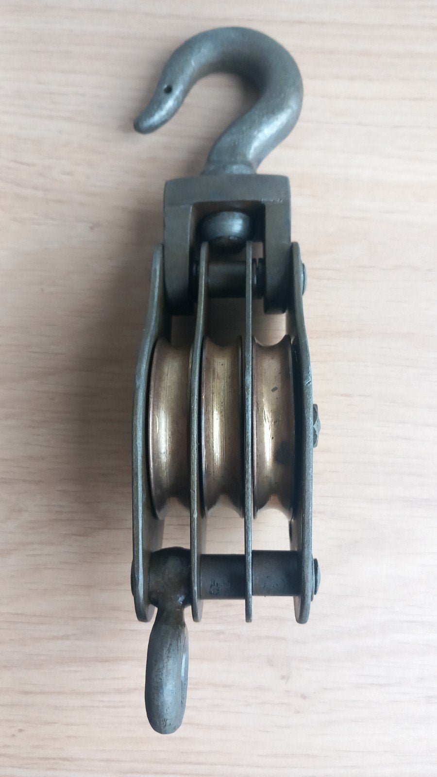 Antieke katrol met 3 schijven en haak - S.V.E. gemerkt. 22cm, Ophalen of Verzenden