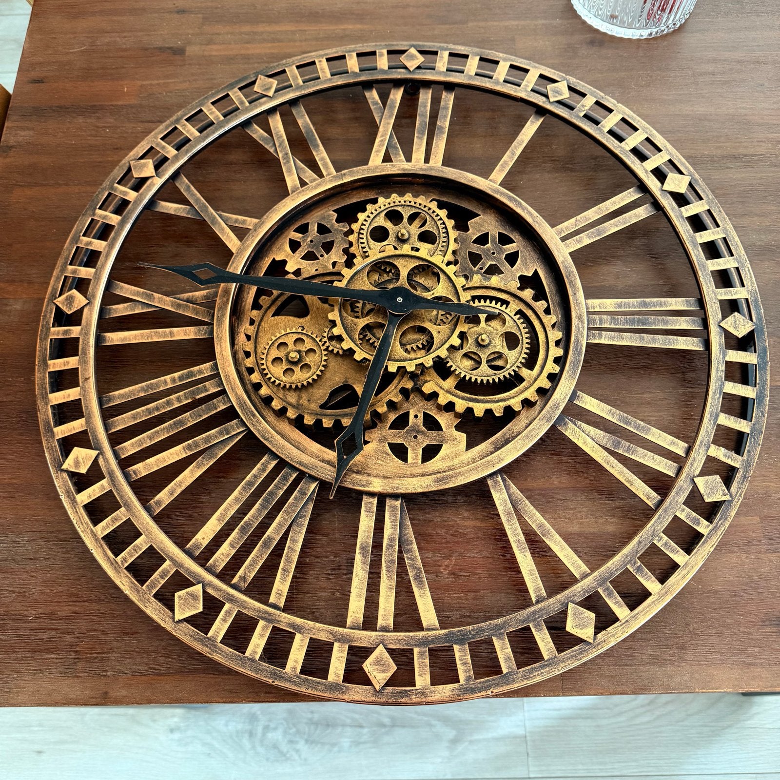Grote wandklok met zichtbaar uurwerk - Industrieel design, Antiek en Kunst, Antiek | Klokken, Ophalen of Verzenden