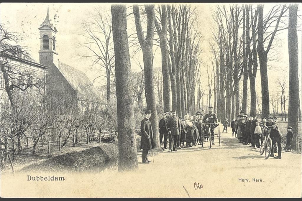 Dubbeldam, hervormde kerk met veel volk, Ophalen of Verzenden, Voor 1920, Gelopen, Zuid-Holland