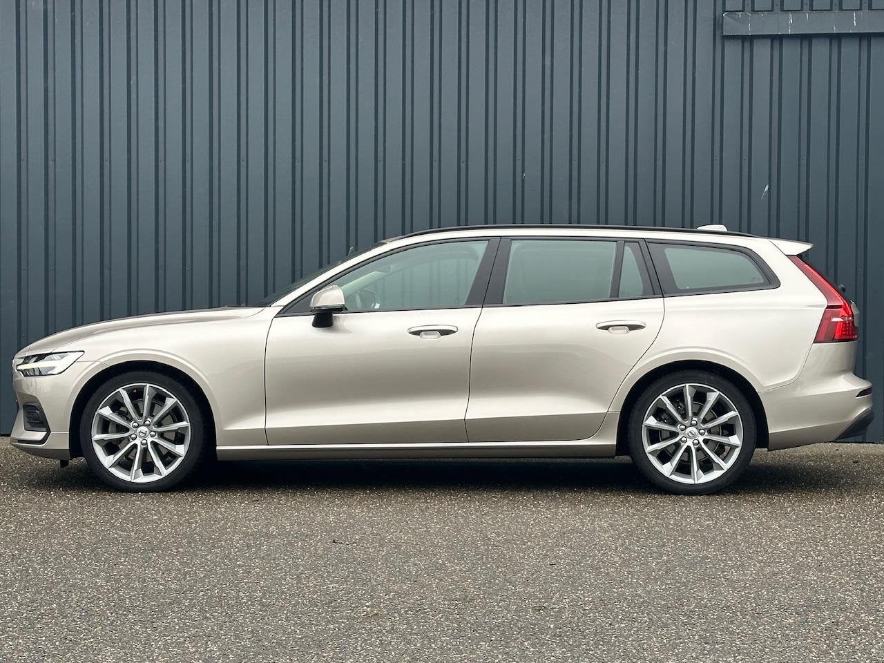 Volvo V60 2.0 B3 Essential | Elektr. Trekhaak 1800KG | 19"LM, Stof, Euro 6, 4 cilinders, 1969 cc