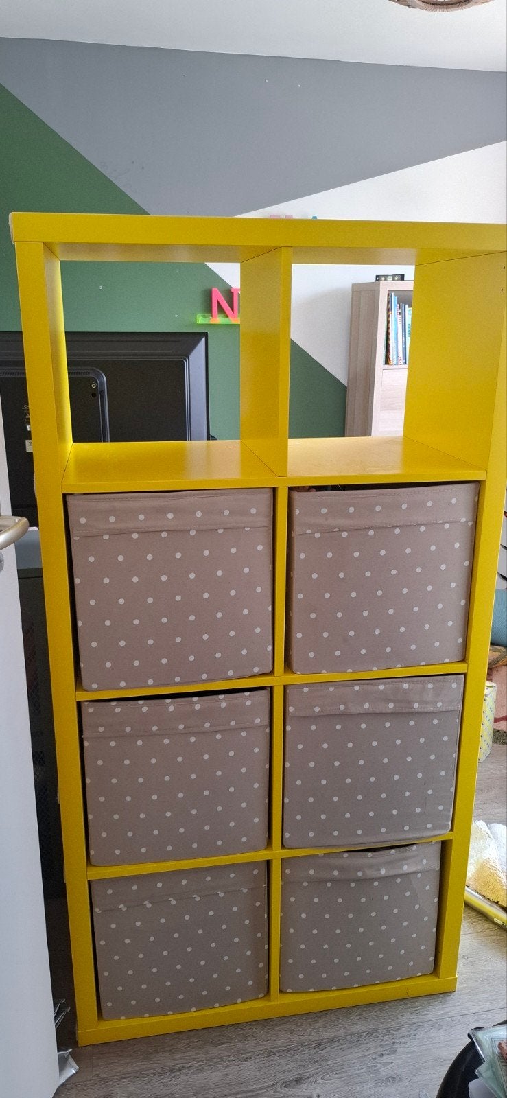 Gele Kallax expedit kast met opbergboxen, Ophalen, Met plank(en), Gebruikt, Modern, Speels