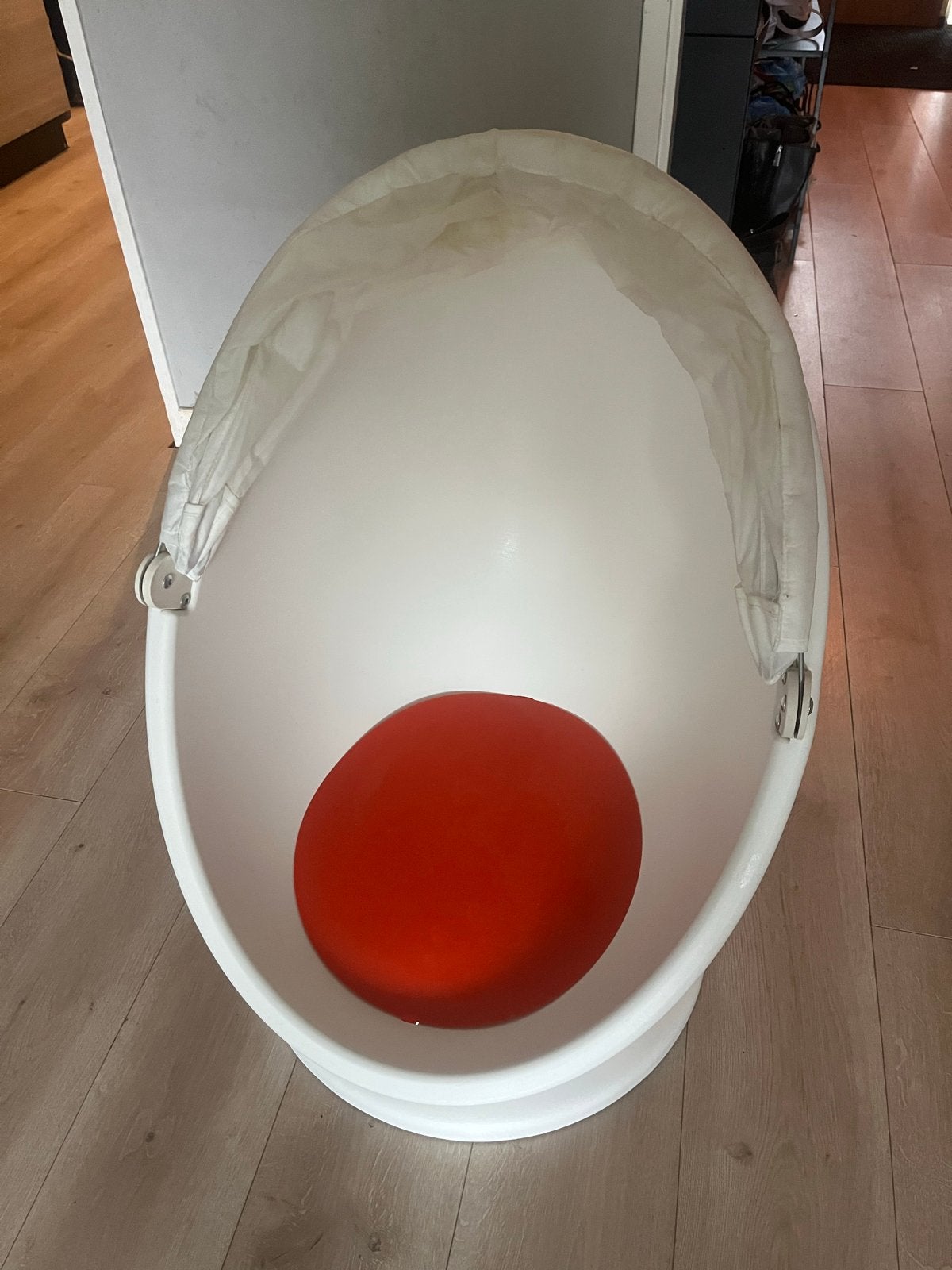 Unieke Witte kinderkuipstoel met Rood Kussen en Zonnekap, Ophalen of Verzenden, Gebruikt