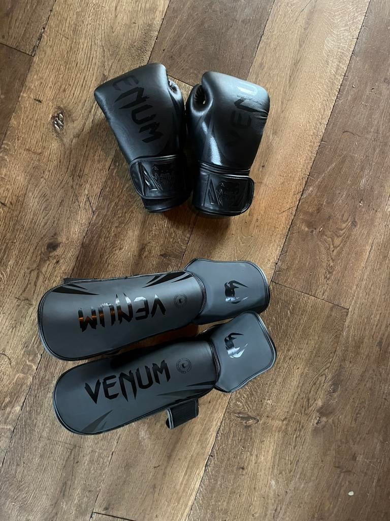 Kickbox handschoenen en scheenbeschermers 3x gedragen, Ophalen of Verzenden, Zo goed als nieuw, Bokshandschoenen
