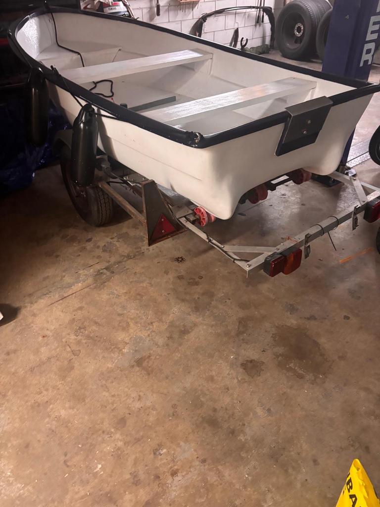 Witte Boot met buitenboordmotor en aanhanger strak in de lak, Ophalen of Verzenden, Zo goed als nieuw
