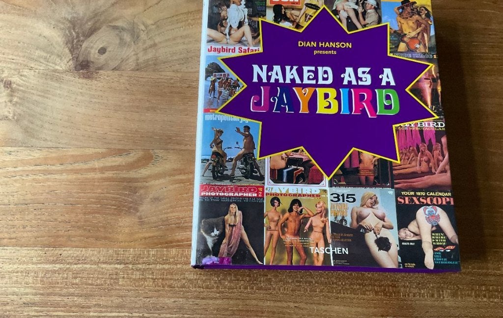 Naked as a jaybird Dian Hanson stickervel nudistencultuur, Ophalen of Verzenden, Zo goed als nieuw, Overige onderwerpen