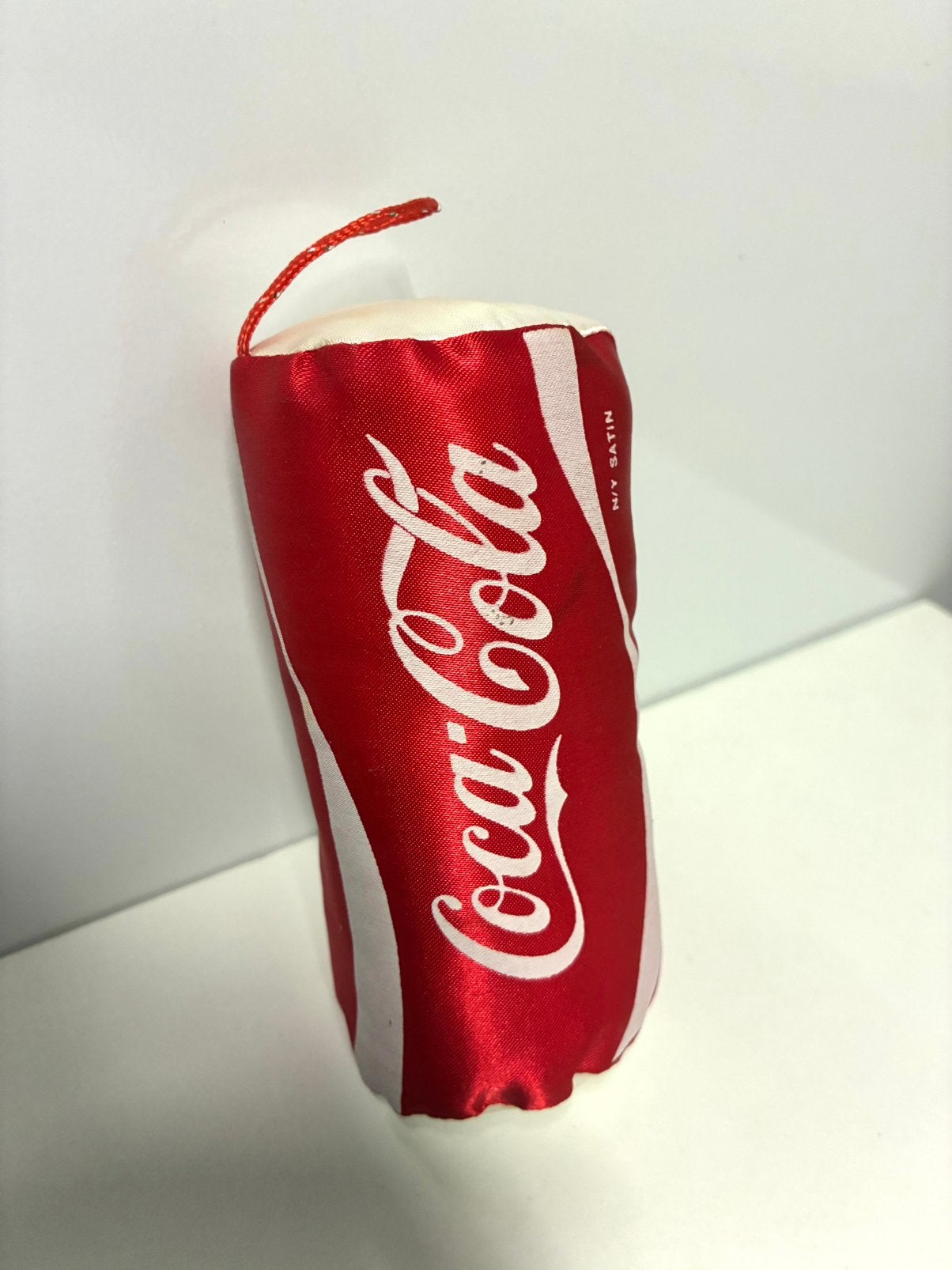 Prachtige Coca Cola blik hanger van stof, Ophalen of Verzenden, Zo goed als nieuw, Gebruiksvoorwerp