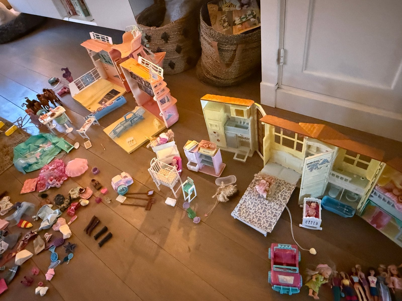 Grote Barbie set met poppen, huizen en accessoires, Kinderen en Baby's, Ophalen of Verzenden, Gebruikt, Barbie