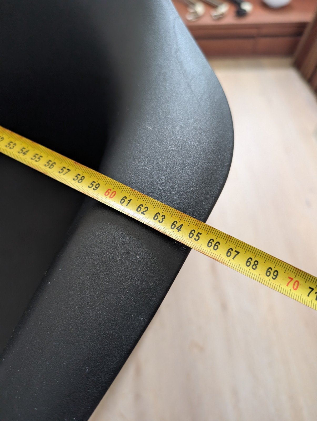 Foto 4 van [MOET WEG] 4 zwarte Eames-stijl stoelen met houten poot