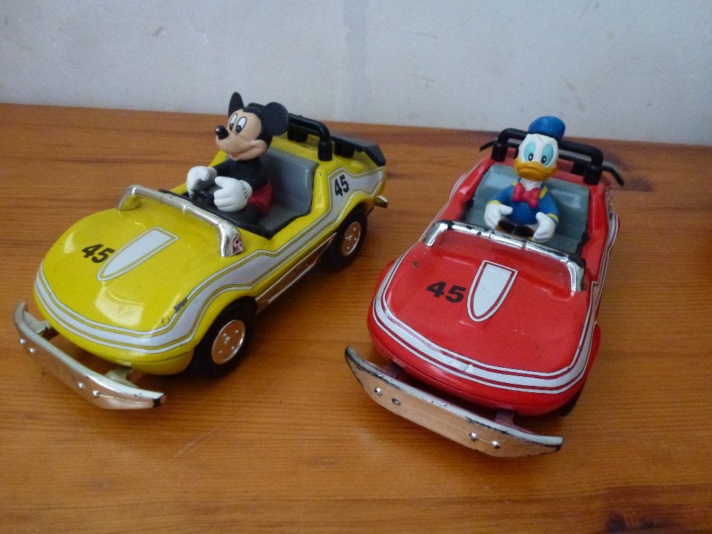 2 x blikken auto Mickey Mouse en Donald Duck, Verzamelen, Verzenden, Donald Duck, Beeldje of Figuurtje