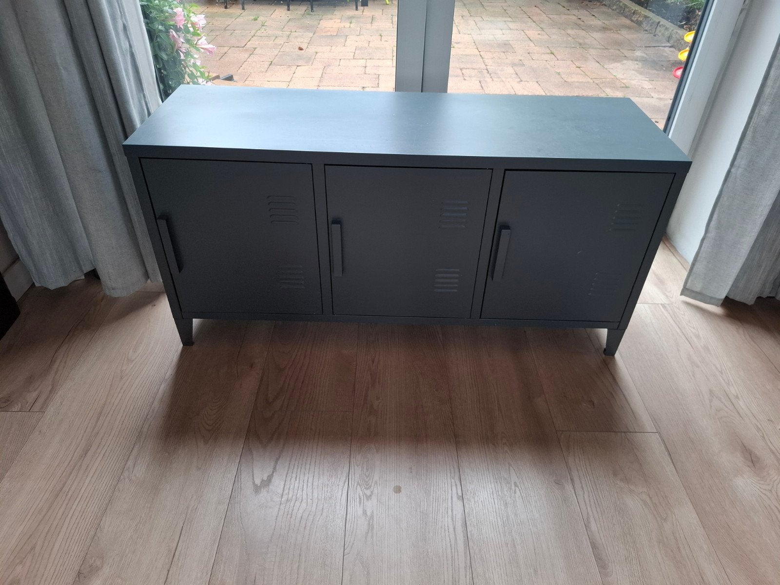 Stoer grijs TV meubel met 3 deuren, Huis en Inrichting, Ophalen, Gebruikt, 100 tot 150 cm, Minder dan 100 cm