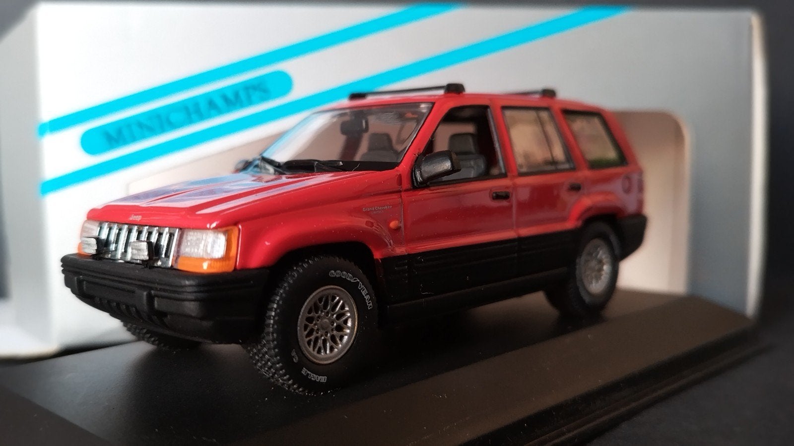 Jeep Grand Cherokee 1:43 Minichamps Pol, Hobby en Vrije tijd, Modelauto's | 1:43, Auto, Verzenden, Nieuw, M