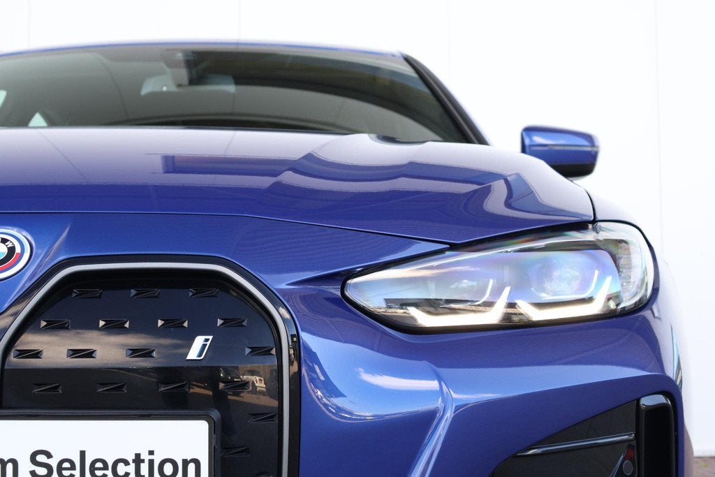 BMW i4 eDrive40 84 kWh | SoH 99% | M-SPort Pakket | Stoel &, Auto's, BMW, Met garantie (alle), Blauw, 340 pk, Origineel Nederlands