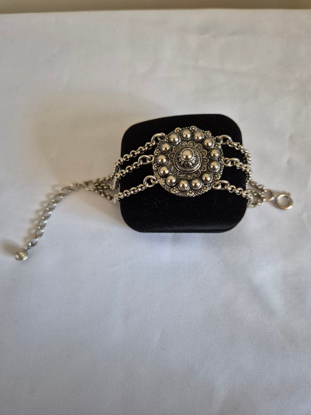 Zilverkleurige armband Zeeuwse Knoop, Ophalen of Verzenden, Gebruikt, Zilver, Overige materialen