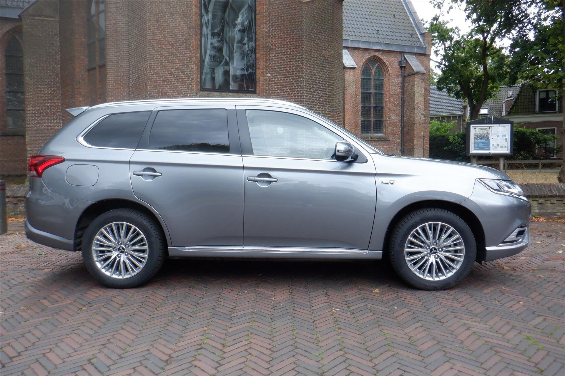 Mitsubishi Outlander 2.4 DOHC MIVEC PHEV 240pk 4WD Aut Inten, 135 pk, 4 cilinders, LED verlichting, Leder en Stof
