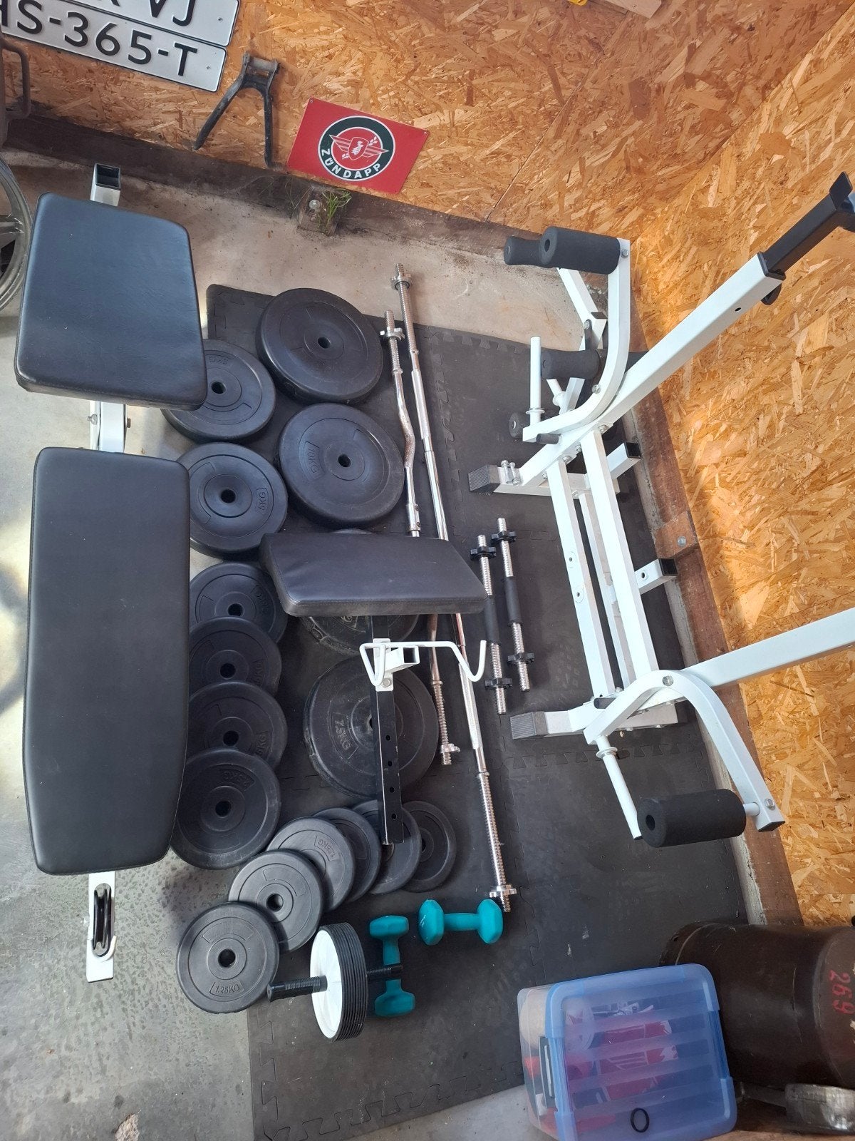 Halterbank compleet met stangen en gewichten, Sport en Fitness, Fitnessmaterialen, Ophalen, Zo goed als nieuw, Benen, Fitnessbank