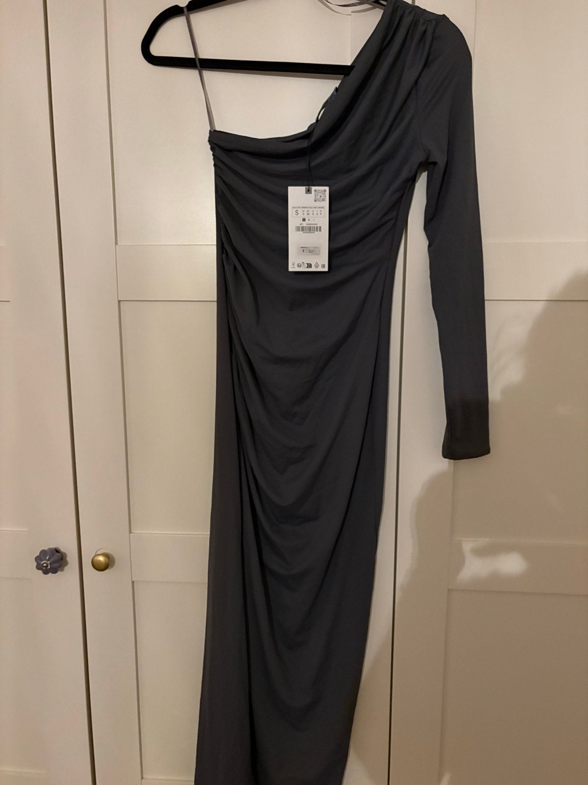 Zara One-Shoulder Maxi Jurk - Nieuw met kaartjes, Nieuw, Ophalen of Verzenden, Maat 36 (S), Grijs