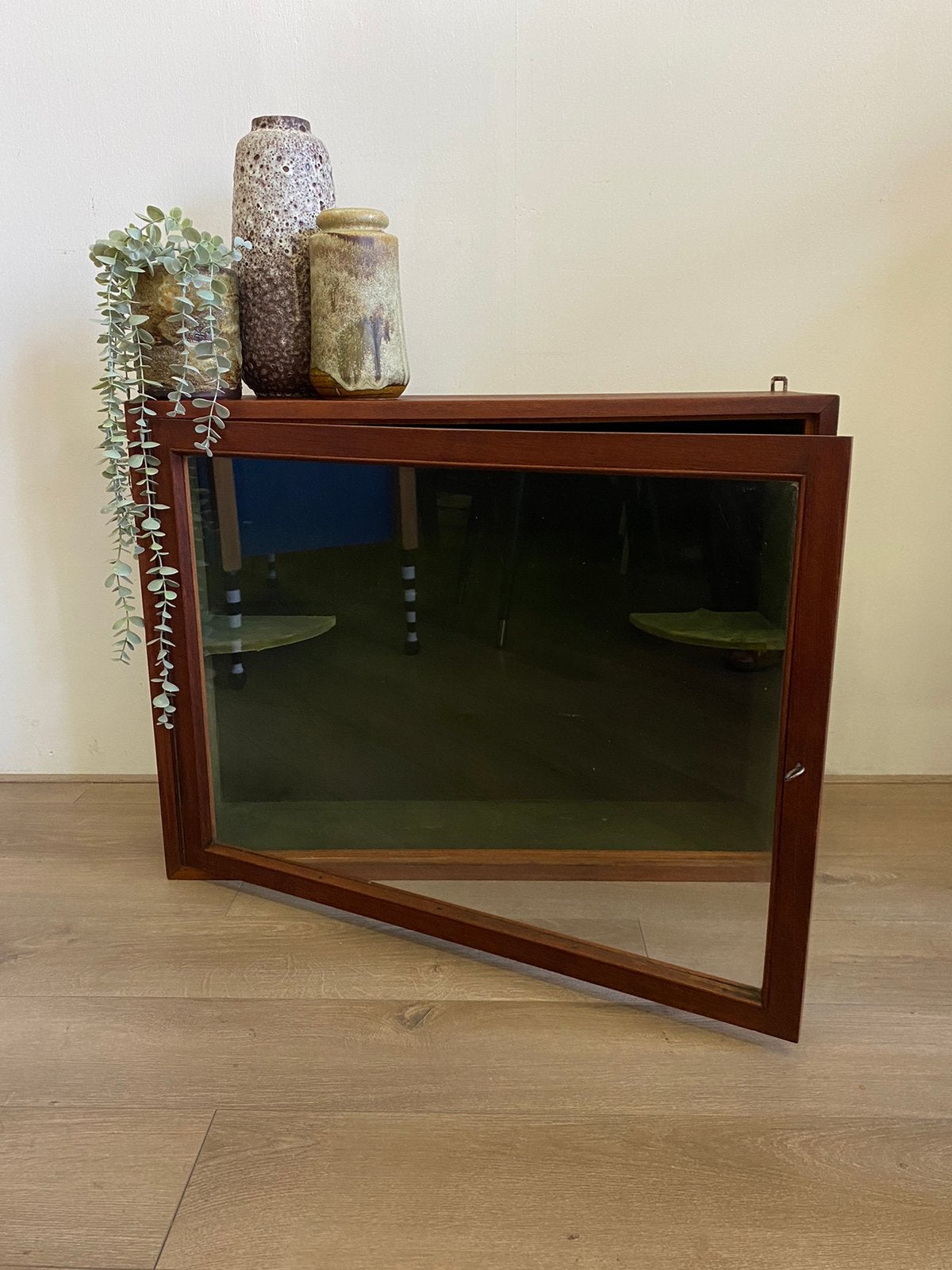 Vintage pronkkastje vitrinekast, Ophalen, Glas, 50 tot 100 cm, Zo goed als nieuw