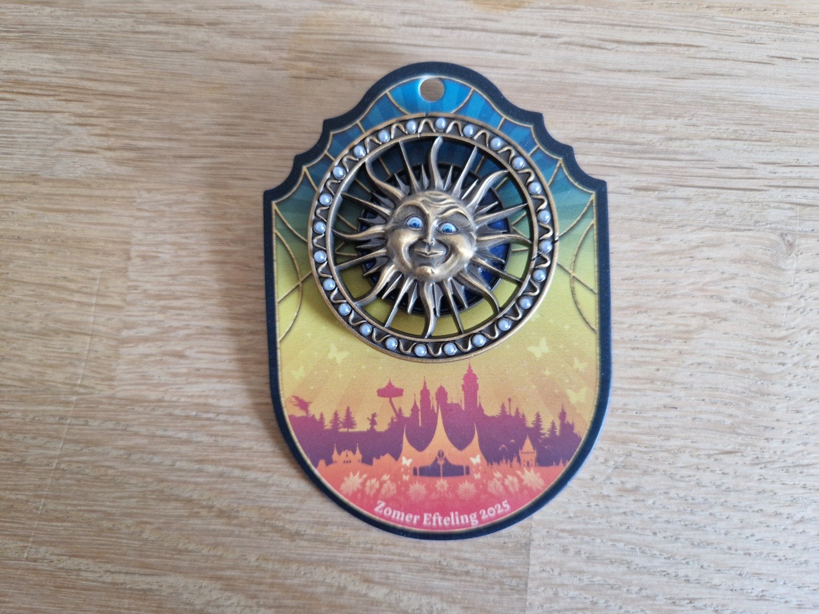 Efteling Zomerpin 2025, Ophalen of Verzenden, Nieuw, Button of Speldje